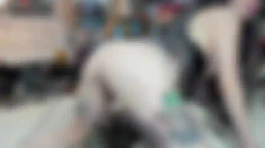 Una ragazza gotica si strofina la figa per te.