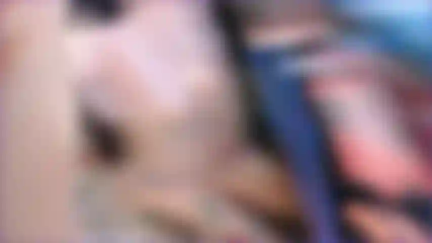 La ragazza gamer kawaii viene per te da vicino.