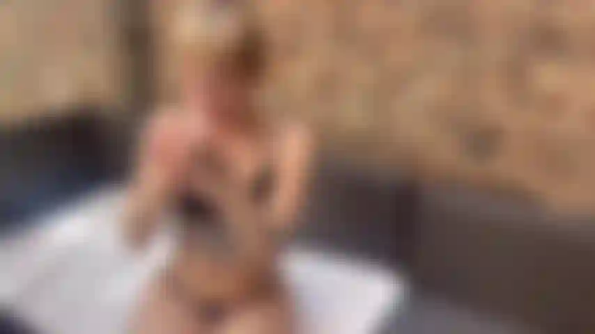 Una mocciosa in bikini che fuma e ti ignora.