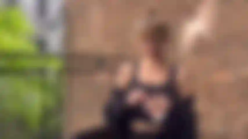 Fumo e ti umilio: punto di vista di dominazione femminile.