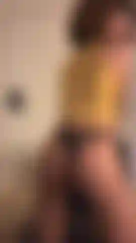 Una danza solista provocante, non nuda dall'inizio alla fine. Da seduta a in piedi, far rimbalzare i fianchi è tutto ciò che c'è da dire.