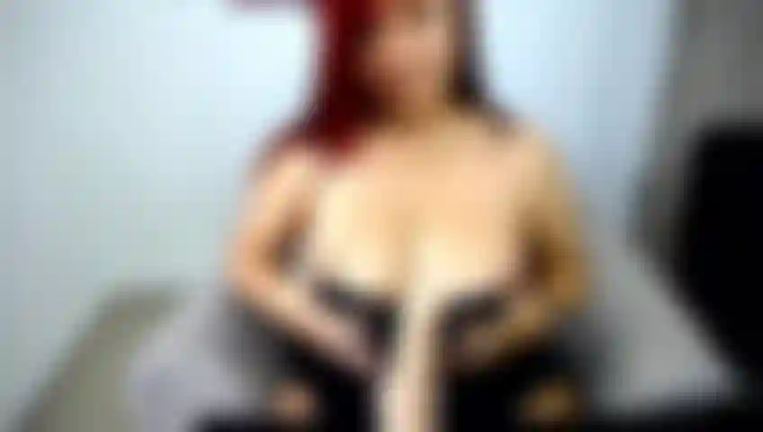 Mi scopo le tette con molta saliva sputata.