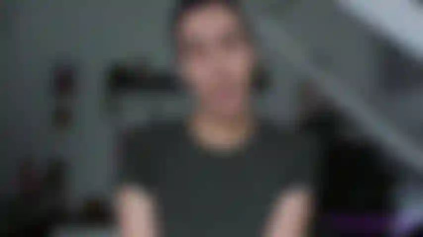 9. Con le ascelle pelose e sudate.