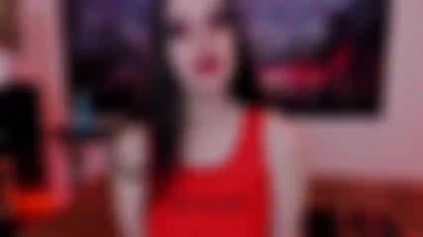 Cei con guanti di pelle e rossetto rosso.