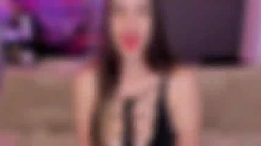 Sporca troia con i piedi ama pulirmi i piedi.