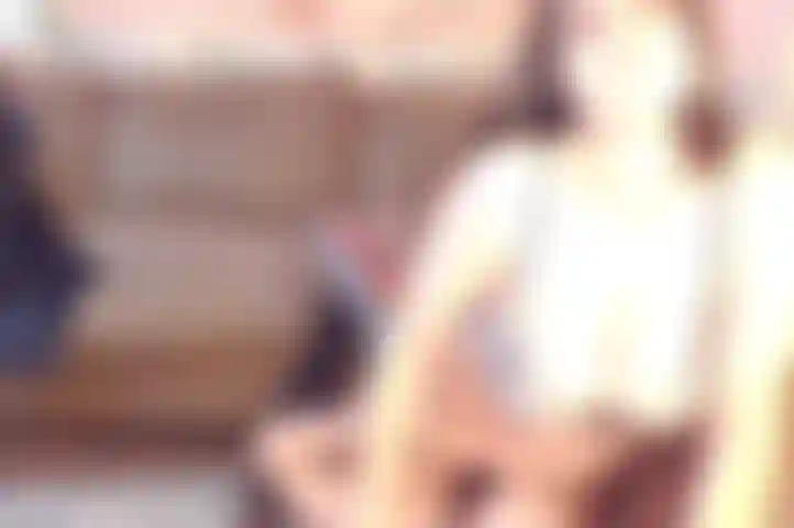 # 3 B / g che mangia figa, pompino e cavalca il suo cazzo finché non mi riempie di sperma!