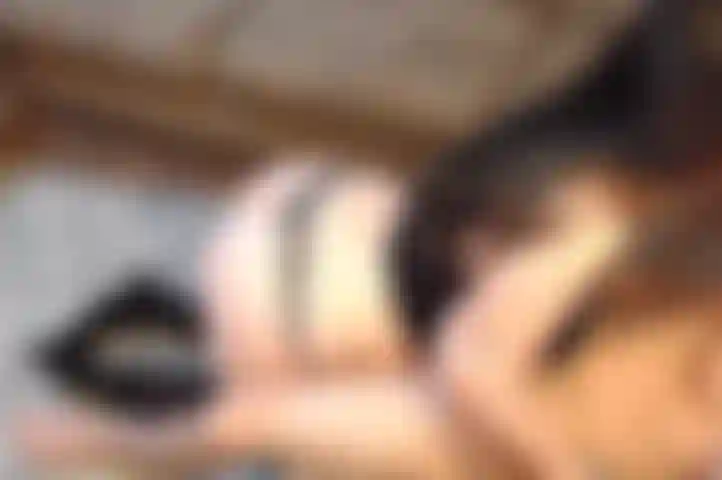 # 2 B / g succhia e scopa sul divano, picchiata da dietro!