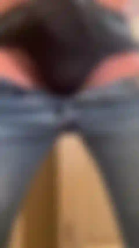 Masturbo nei miei jeans e vengo un bel grosso carico caldo.