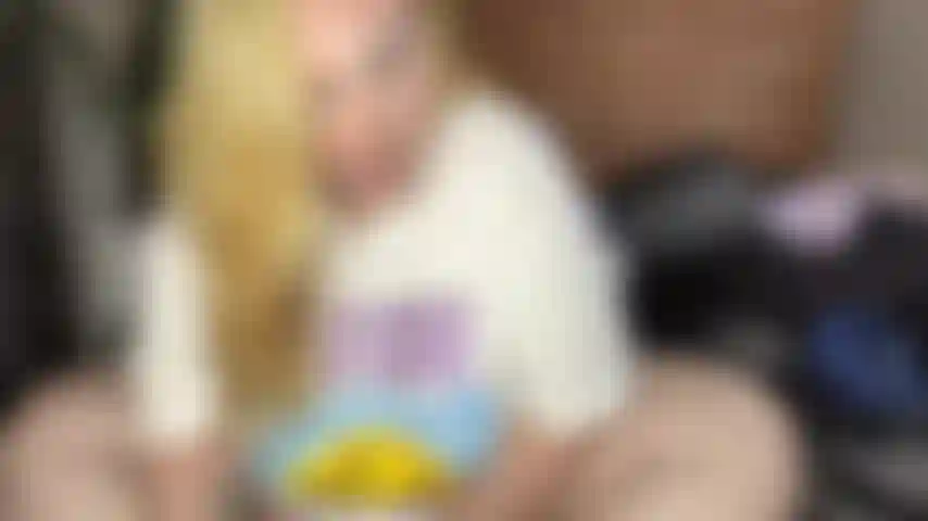 L'orgasmo al roteare gli occhi con un dildo in sella.