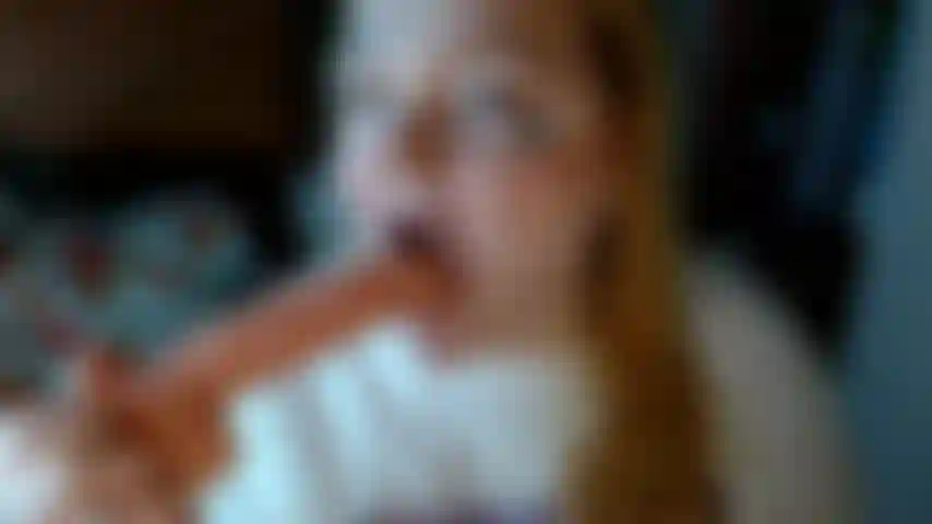 Forte eruttazione mentre succhio il dildo.