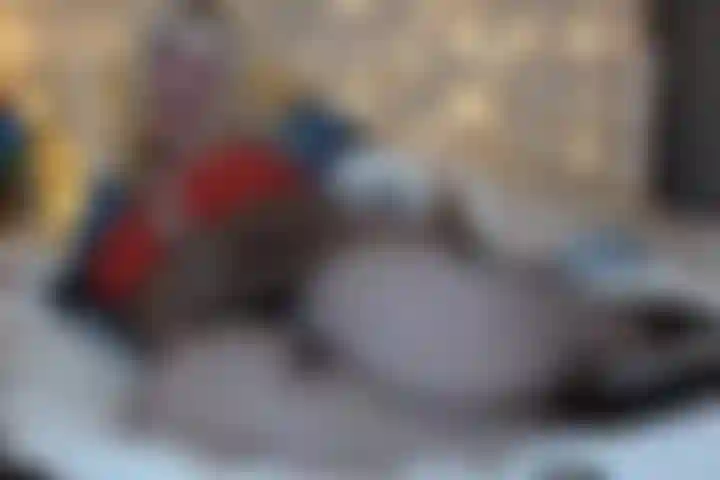 Adorazione dei piedi in calze a rete e cosplay di bambole bratz.