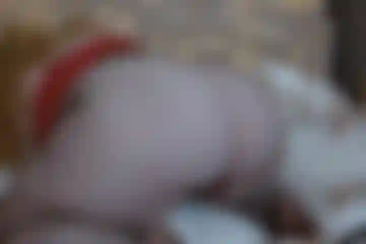 La dea bratty ti dà sph con un piccolo dildo.