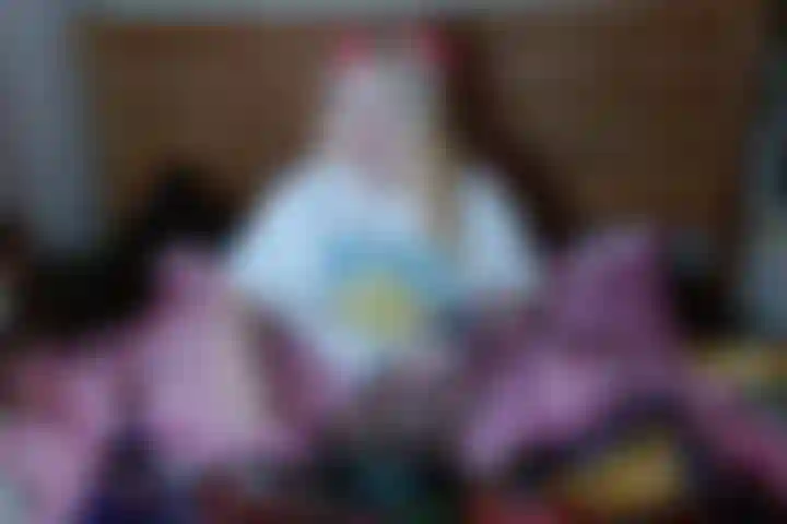 Leggo il mio dm in topless e lussureggiante.