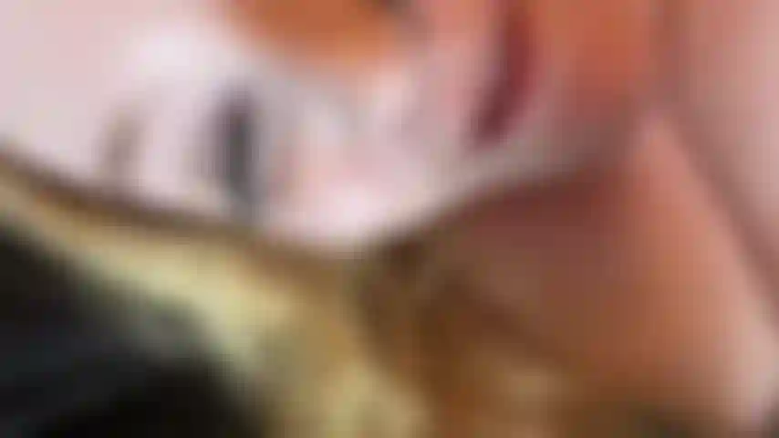 La figa afferra un dildo dopo un'enorme o.