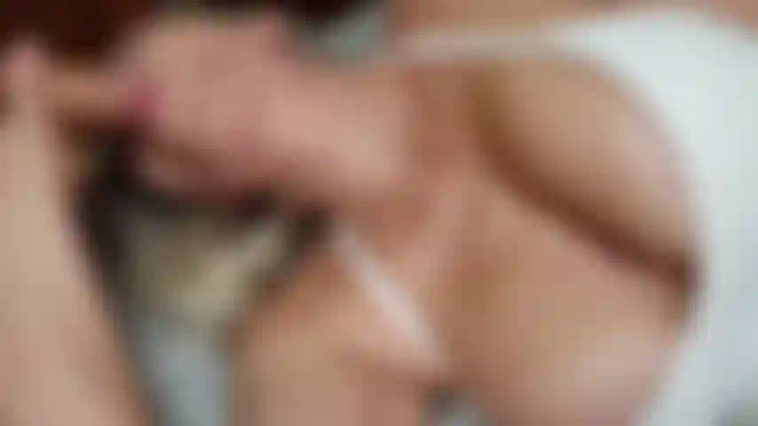 Faccio un pompino e una sborrata su tutta la faccia giocando con la sborra.