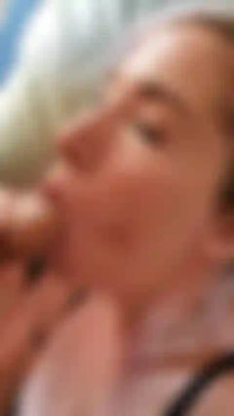 Succhio un vero cazzo con sborrata facciale.