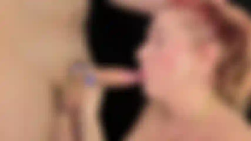 Faccio un pompino estremamente sciatto con gola profonda e sborrata facciale.