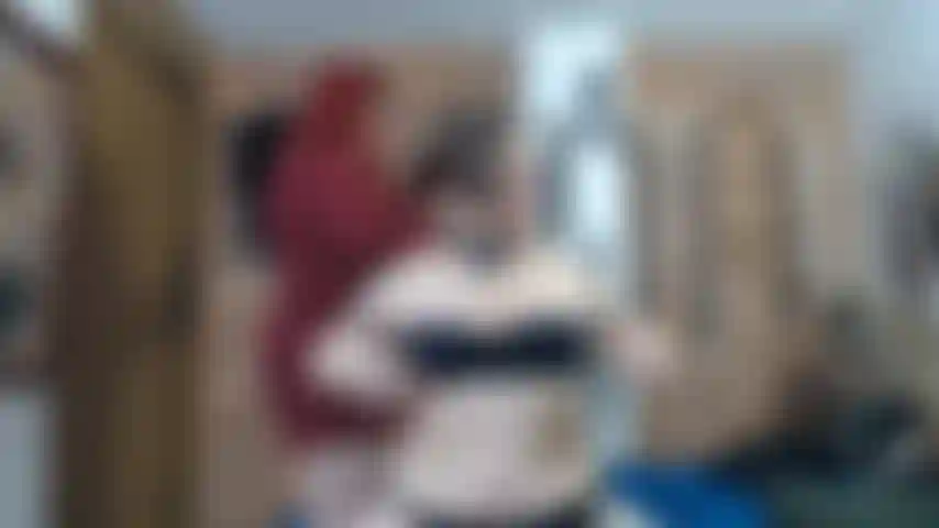 Faccia da calze fetish, soffocamento e peso da pinzette.