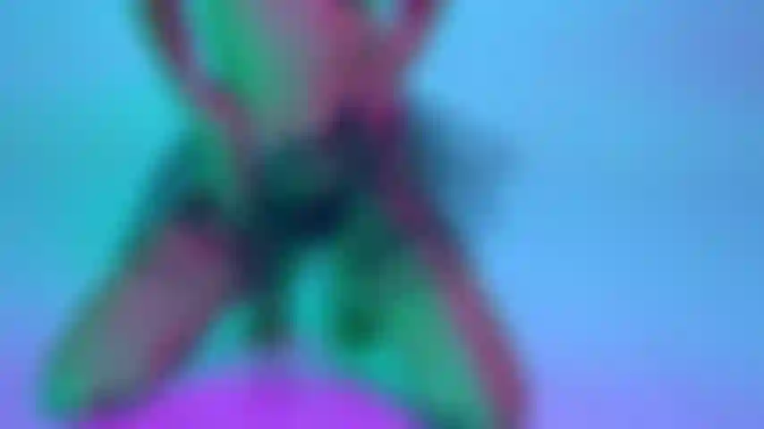 Guardami mentre mi tolgo la lingerie nera.