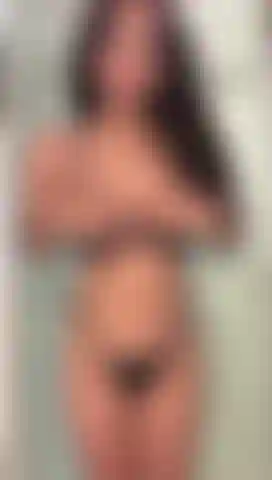 Adoro giocare con le dita sotto la doccia come una puttana.