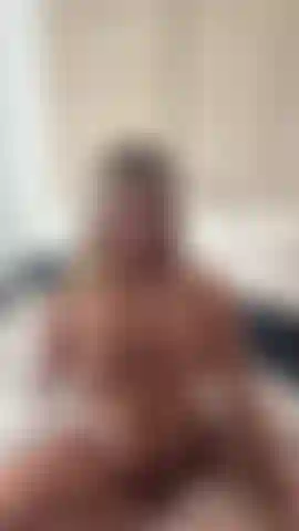 Gioco nuda con il vibratore.