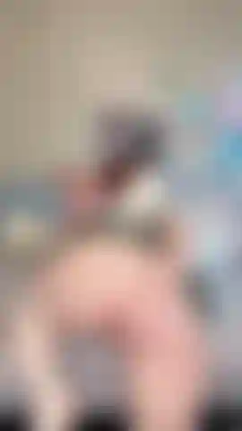 Una scolaretta birichina gioca con un dildo.