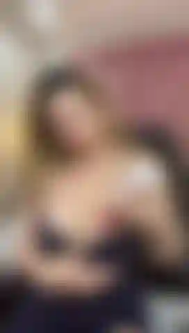 Scivola su di me come un sussurro caldo che mi fa perdere il controllo.