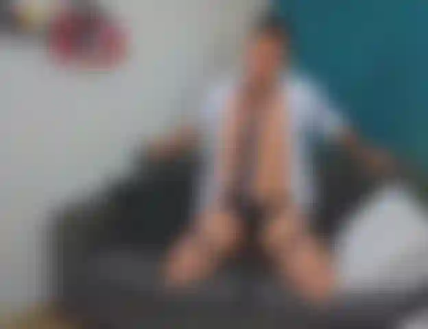 Cavalco un grosso cazzo e vengo.