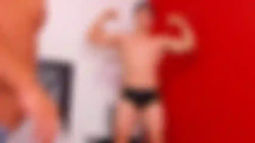 Felipe flette il suo corpo, marcello gli tocca i muscoli, lo succhia e gli viene in bocca.