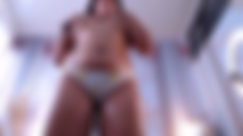 Nuda, che si muove a ritmo e lascia che sia il suo corpo a parlare.