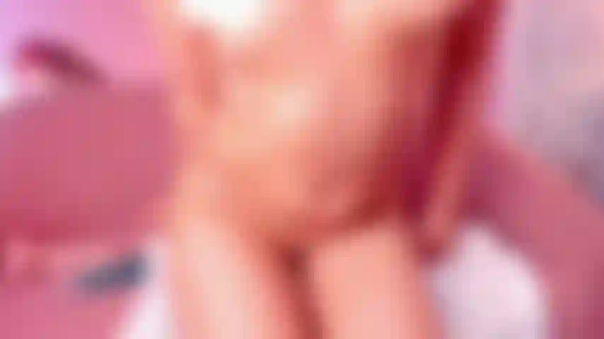 Olio sul mio corpo e gioco con la mia figa usando il mio dildo.