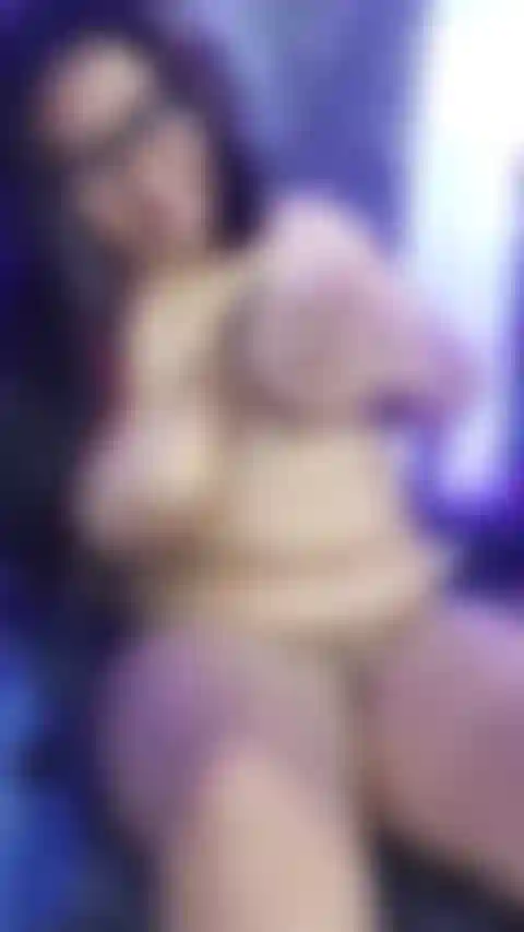 Completamente nuda, mi strofino le tette e faccio rimbalzare il mio culo grosso.