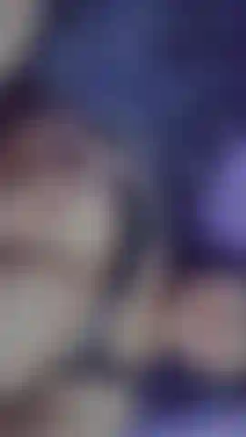 Mi massaggia le tette grandi.