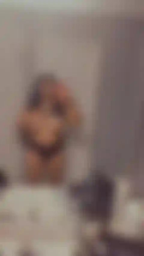 La coscia di una spogliarellista si muove e le tette!