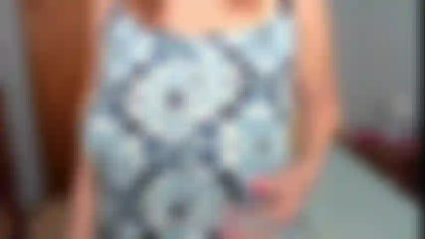 Un vestito corto sexy con perizoma e culo nudo che mi stuzzica: indosso un vestito corto sexy e poi provoco con il mio culo grosso. Quindi mettiti a letto, scuotilo per mostrare il corpo.