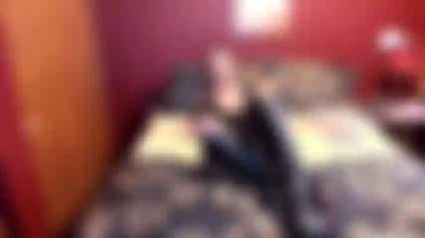 Feticista degli stivali neri: indosso stivali a punta di pelle nera usando il mio dildo che ti dice che ti farò un lavoro con i piedi con i miei stivali incoraggiandoti a venire su di loro.