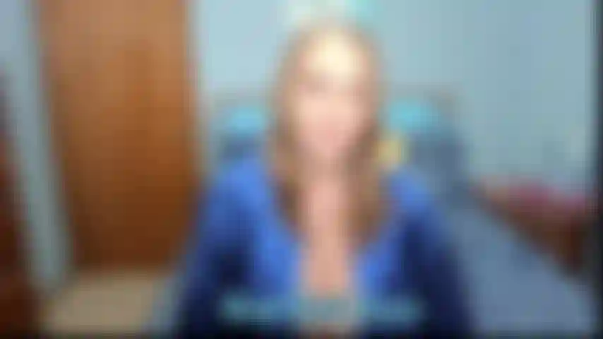 Gioco di ruolo con la matrigna: la matrigna ti sorprende a masturbarti, ti dà gioia e ti prende in giro.