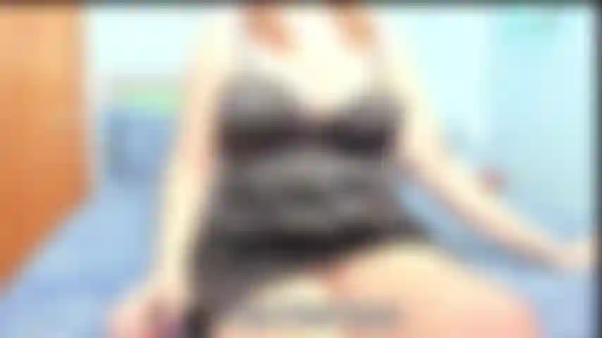 I piedi sudati in pov e il culo puzzolente ti prendono in giro - breve clip in cui mostro i miei piedi e ti dico che puzzano perché indosso i miei stivali e ti dico di annusarli e il mio culo grosso, viste in pov.