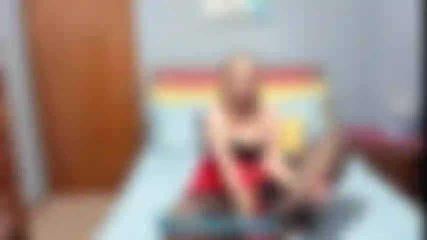 Stocking prende in giro le chiacchiere sporche: mostro le mie gambe con calze nere e tacchi rossi e poi provoco con il mio grosso culo. Cavalco un giocattolo e faccio rimbalzare il mio grosso culo da milf.