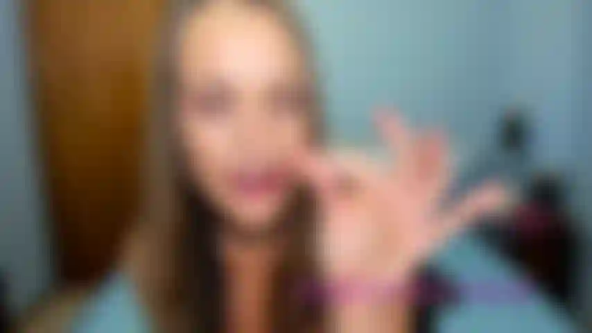 Umiliazione del pene piccolo, io che ti dico di scuotere il tuo piccolo cazzetto e di umiliarti per essere così piccolo. Ti dico di masturbarti dandoti joi ridendo e stuzzicandoti con il mio corpo.