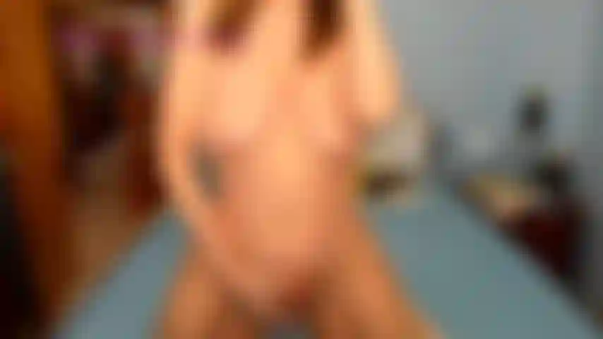 Cavalco, rimbalzo, imploro per lo sperma, salgo sul mio giocattolo e giro, guardo le mie tette rimbalzare e il culo rimbalzare, quindi imploro per il tuo sperma.