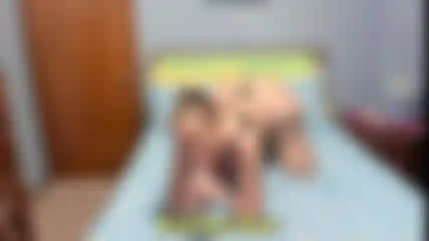 Sporca succhiacazzi: succhio il dildo a faccia in giù e il culo in su tremando e gemendo.