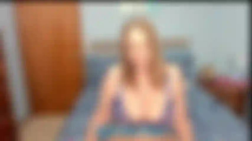 Provoco e tremo il culo grosso: sto in piedi e scuoto il culo, mi piego, chiacchiere sporche alla pecorina, joi.