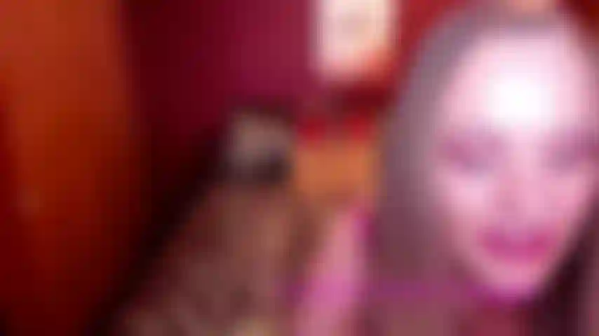 Un breve video di me che modella pantaloni di pelle attillati sexy e ti stuzzica con il mio culo grosso.