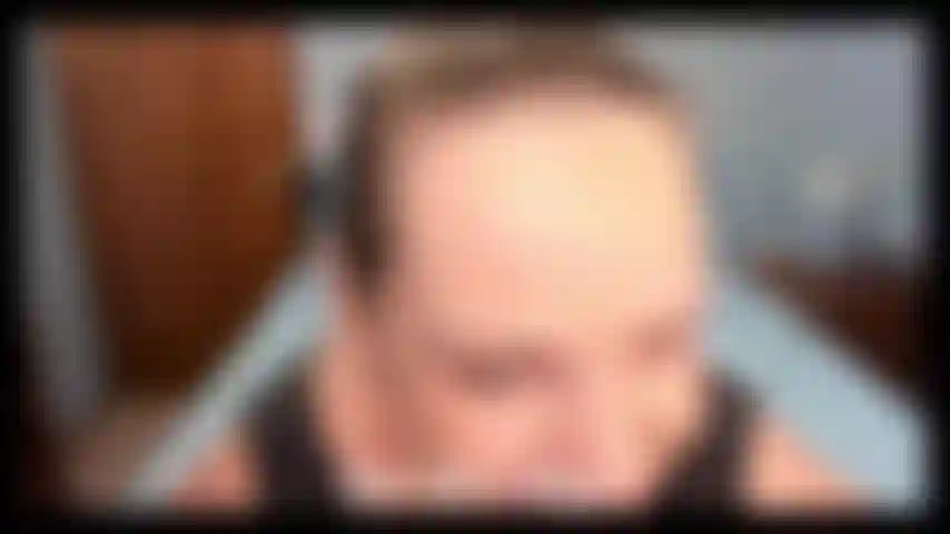 Faccio la modella con un abito attillato nero con tacchi alti e plateau neri, provoco e faccio da modella e poi succhio un dildo.