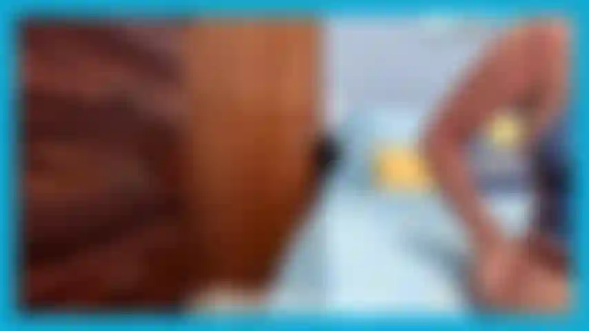 Faccio la modella in nylon marrone chiaro e mi metto in mostra su piattaforme da troia provocandomi con il mio grosso culo. Mi piego in avanti esponendo la figa. Chiacchiere sporche e gioia.