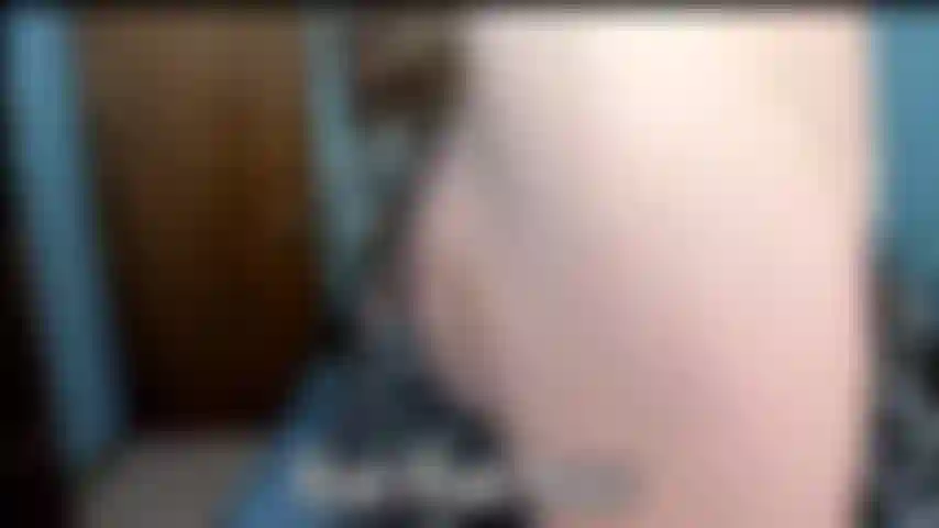 Nuda e con dei giocattoli che parlano sporco.