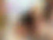 In questo video indosso una gonna lucida in pvc nero e un top che la modella, stuzzicandoti con il mio culo. Poi faccio uno spettacolo d'oro spogliandomi, parlando sporco incoraggiandoti con joi.