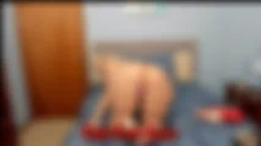 Una milf nuda, che parla sporco e si masturba con piacere e viene.