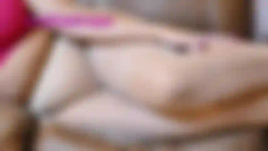 Gli amanti dei collant mi guardano modellare collant marrone chiaro, beige, nero e viola. In posa mostrando il culo, le gambe, i piedi e il primo piano del puro cavallo mentre ti do istruzioni per masturbarti / incoraggiamento a venire.